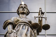 Обвиненный в изнасиловании пьяной туристки отец шестерых детей выиграл суд и лишился жены