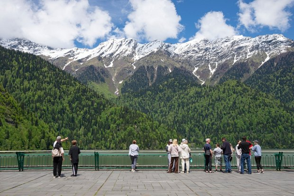 &laquo;Они себе же отрубают руку&raquo;. В России хотят наказать абхазскую чиновницу после слов о туристах с &laquo;Дошираками&raquo;