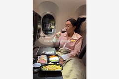 Пассажирка самолета назвала способ превратить экономкласс в первый и восхитила подписчиков