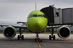 Пассажирский самолет совершил грубую посадку в российском городе