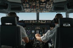 Пилоты самолета увидели синий шар в небе над Москвой