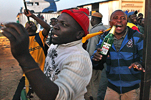 Подростки ворвались в номер туристки в Европе и попытались украсть вещи у нее на глазах