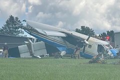 Появились кадры с места крушения пассажирского самолета в США