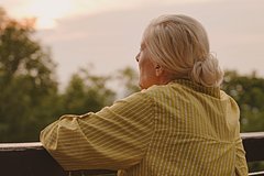 Пожилая женщина отметила 103-й день рождения со стриптизером