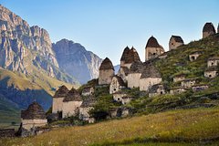 Россиянка поглумилась над склепами на Кавказе и вызвала гнев местных