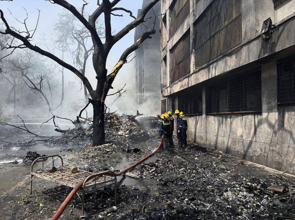Самолет с сотнями пассажиров на борту разбился в жилом районе Индии. Опубликованы видео момента крушения и с места катастрофы