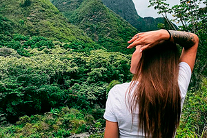 Снимавший извержение вулкана турист сорвался со скалы и чудом выжил