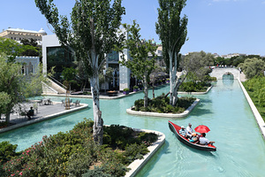 Сотни туристов вынужденно переночевали в Азербайджане из-за инцидента в самолете