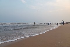 Толпа мужчин связала отдыхавшего на пляже парня и изнасиловала возлюбленную на его глазах