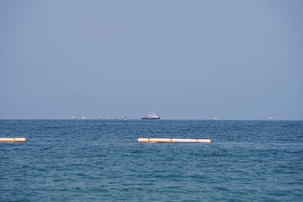 Три танкера горят в Оманском заливе у берегов Ирана. Там проходит критически важный маршрут для перевозки нефти