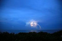 Турист получил удар молнии в ясный день на пляже США и не выжил