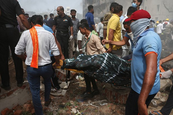 В Индии пассажирский самолет рухнул на дом, погибли сотни человек. Кадры с места катастрофы