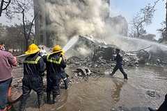 Власти Индии перекрыли дороги вокруг места крушения самолета