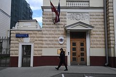 Возле латвийского посольства в Москве установили стенды о неонацизме