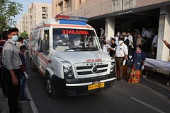 Выживший пассажир самолета Air India описал крушение фразой &laquo;вокруг меня были тела&raquo;