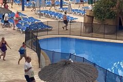 Забег туристов до шезлонгов на курорте Европы описали в сети фразой &laquo;так я представляю ад&raquo;