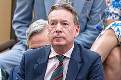 Журналиста с инвалидностью полтора часа продержали в самолете после посадки