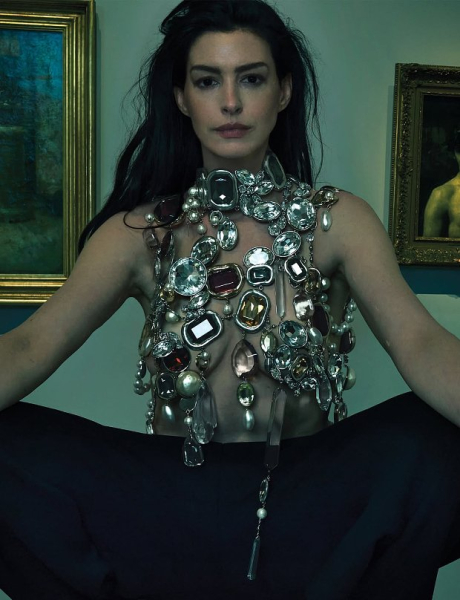 42-летняя Энн Хэтэуэй обнажила грудь в съемке для Vogue