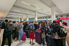 Банда уборщиков аэропорта украла из самолета чипсы и сладости на сотни тысяч евро