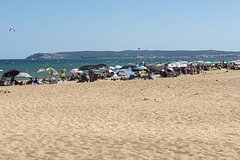 Двое маленьких братьев исчезли под водой на море на глазах у бросившегося их спасать отца