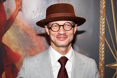 Известный российский комик устроил пьяный дебош в самолете и нахамил члену экипажа