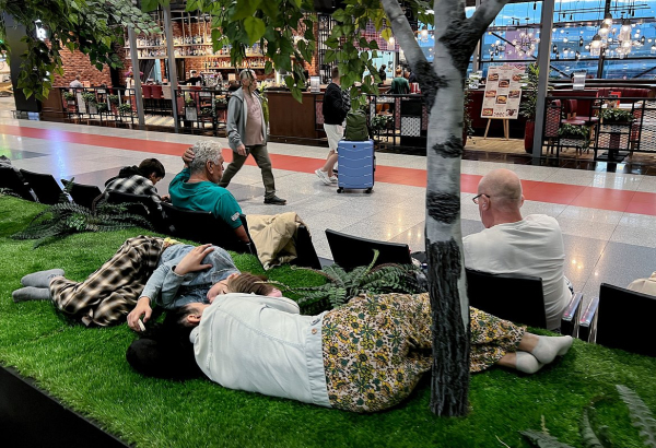 &laquo;Ковровое братство&raquo;. Тысячи россиян застряли в аэропортах из-за коллапса и ночуют на матрасах. Как это их сплотило?