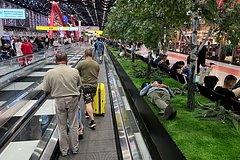 &laquo;Ковровое братство&raquo;. Тысячи россиян застряли в аэропортах из-за коллапса и ночуют на матрасах. Как это их сплотило?