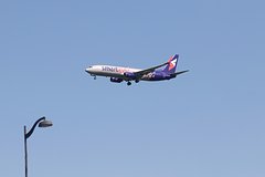 Крыло российского самолета повредили лестницей