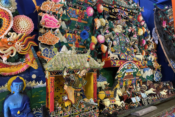 Летящая лошадь, храм-муравейник и лапша. Россияне массово едут в самый закрытый район Китая. Почему там нужно непременно побывать?