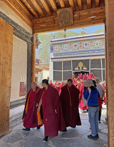 Летящая лошадь, храм-муравейник и лапша. Россияне массово едут в самый закрытый район Китая. Почему там нужно непременно побывать?