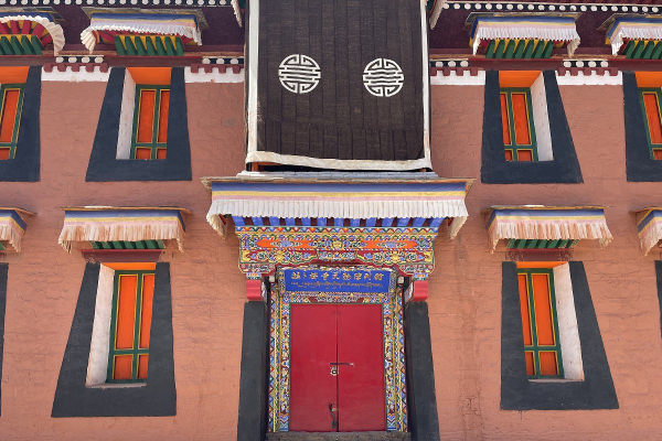 Летящая лошадь, храм-муравейник и лапша. Россияне массово едут в самый закрытый район Китая. Почему там нужно непременно побывать?