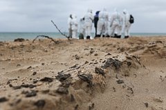 Мать показала ребенка в мазуте на пляже курорта в России и вызвала гнев пользователей сети