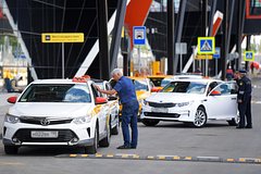 Муж и жена опоздали в аэропорт из-за грубости таксиста и отсудили десятки тысяч рублей