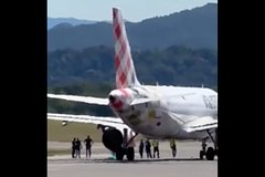 Мужчина побежал навстречу самолету в аэропорту Европы и угодил в двигатель