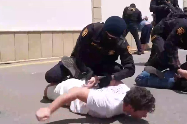 &laquo;Не знаю, жив ли мой сын&raquo;. В Азербайджане фиксируют жестокое обращение с россиянами. Что говорят живущие там русские и туристы?