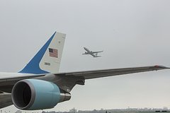 Пилот пассажирского самолета чудом смог избежать столкновения с бомбардировщиком в небе