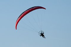 Пилоты самолета увидели летящего человека в небе над Москвой