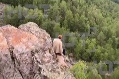 Последние секунды жизни сорвавшегося со скалы россиянина попали на видео