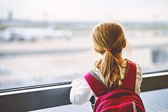 Приемная мать брошенной в аэропорту Антальи девочки отказалась отдать ее матери