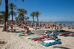 Проститутка и вышибала изнасиловали туриста-подростка в баре на курорте Европы