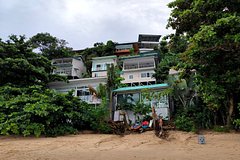 Россиянин ворвался в чужую квартиру в Таиланде, разделся догола и выпал с балкона