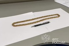 Россиянина с огромной золотой цепью за миллионы рублей поймали в аэропорту Москвы