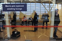 Российский аэропорт объяснил введение платных кабинок для курильщиков