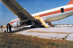 Самолет с сотнями пассажиров на борту развернулся в небе из-за необычного запаха