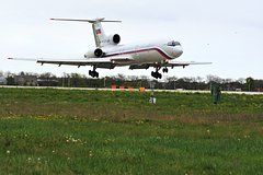 Самолет Ту-154 совершил аварийную посадку в российском городе