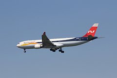 Шины сразу на трех колесах пассажирского самолета сдулись при посадке в Сочи