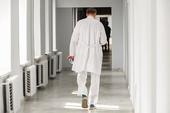 Школьник захотел позагорать на пляже российского курорта и получил ожоги половины тела