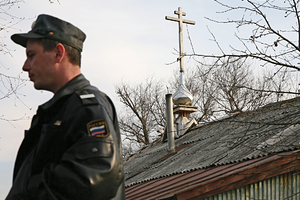 Сотрудник отеля в Европе накинулся на коллег с ножами и пообещал &laquo;порезать их на кусочки&raquo;