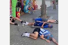 Толпа пьяных туристов заснула на улице популярного курорта Европы и разгневала местных