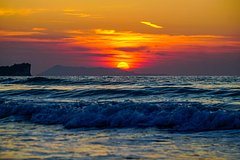 Туристка решила искупаться в море в плохую погоду и ушла под воду на глазах у сына и мужа